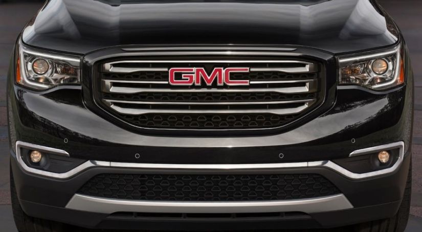 A black GMC Acadia grille boldly claims the title in the battle of 2019 GMC Acadia vs 2019 Nissan Pathfinder