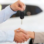 Shaking hands while receiving car keys thanks to a buy here pay here program