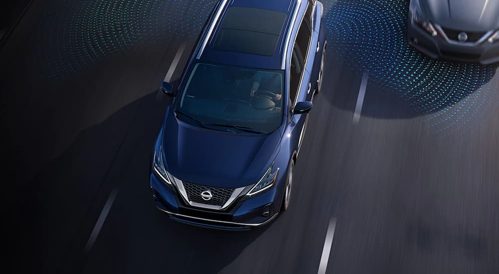 A blue 2022 Nissan Murano is shown from a high angle with simulated sensor lines.