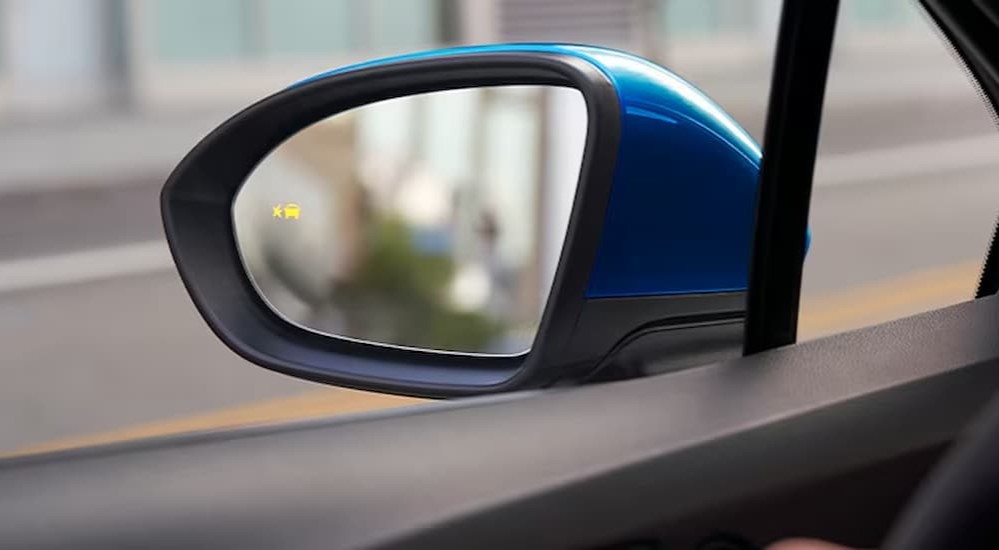 The lane change alert symbol is shown on a blue mirror.