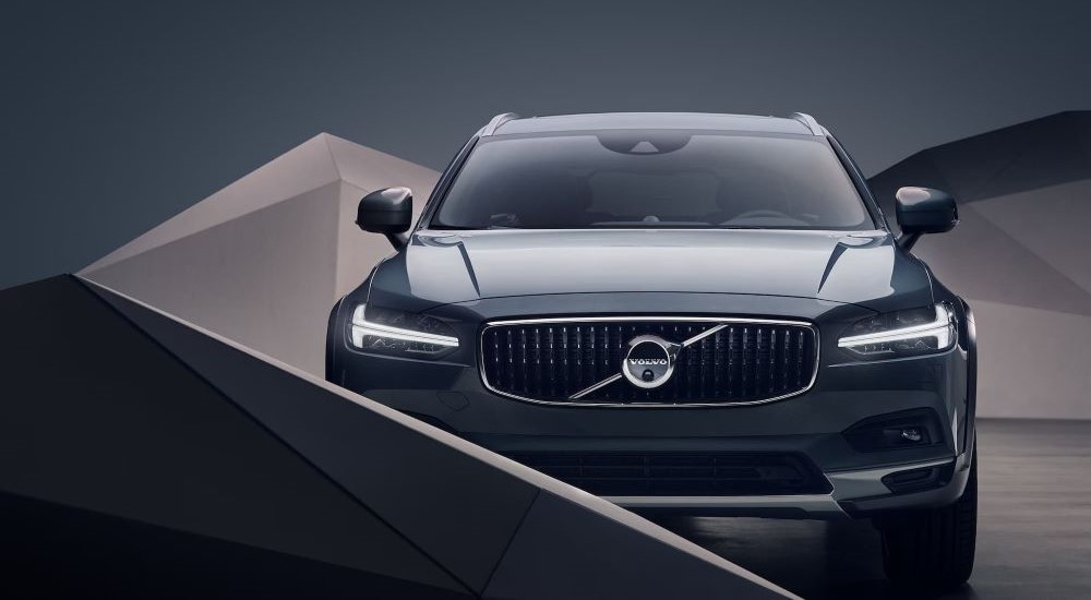 A black 2023 Volvo V90 Cross Country is shown from a front angle.