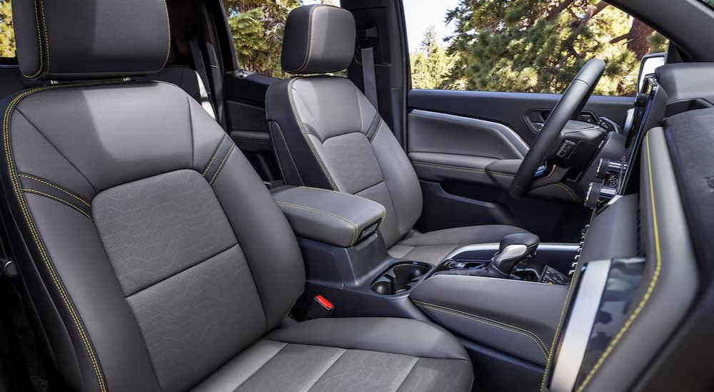 The gray interior and dash in a 2024 Chevy Colorado is shown.