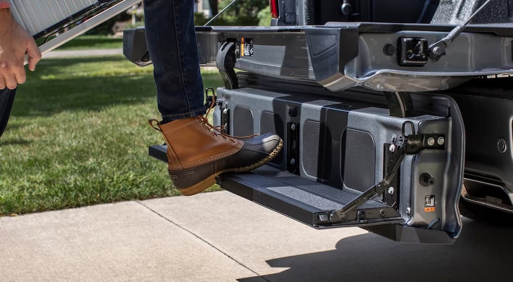 A close-up of the Multi-Flex Tailgate on a grey 2022 Chevy Silverado 1500.