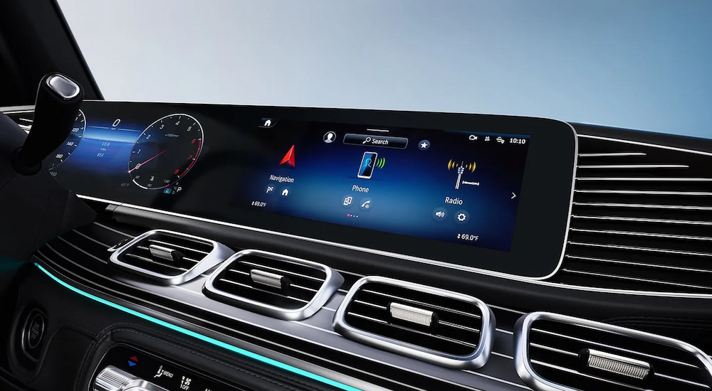 The dashboard and infotainment screen in a 2025 Mercedes-Benz GLE 350 Exclusive.