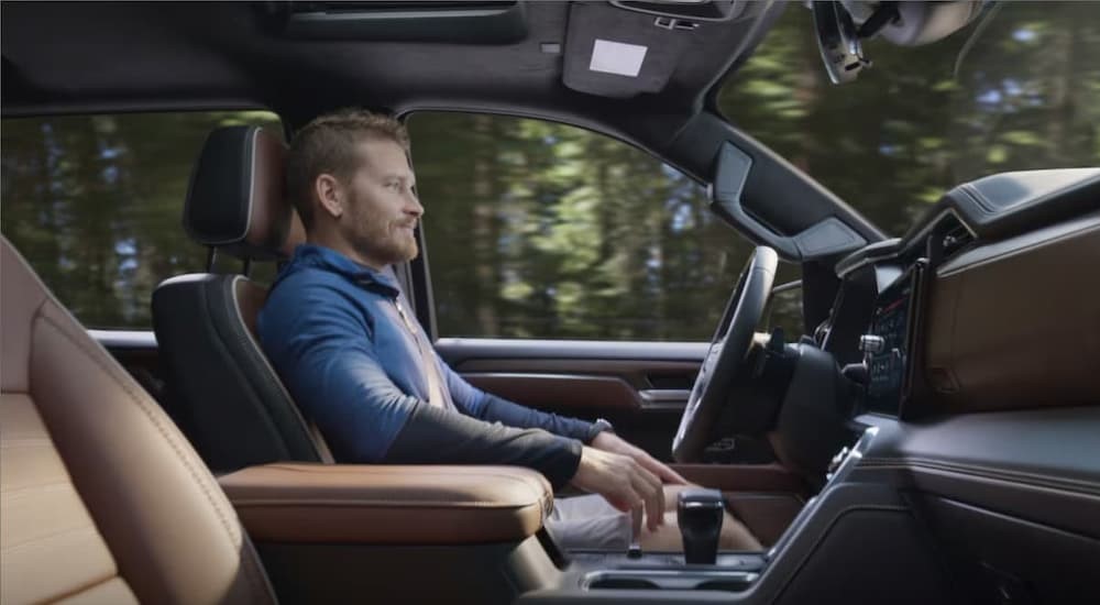 The black and brown interior and dash are shown in a 2025 GMC Sierra 1500.