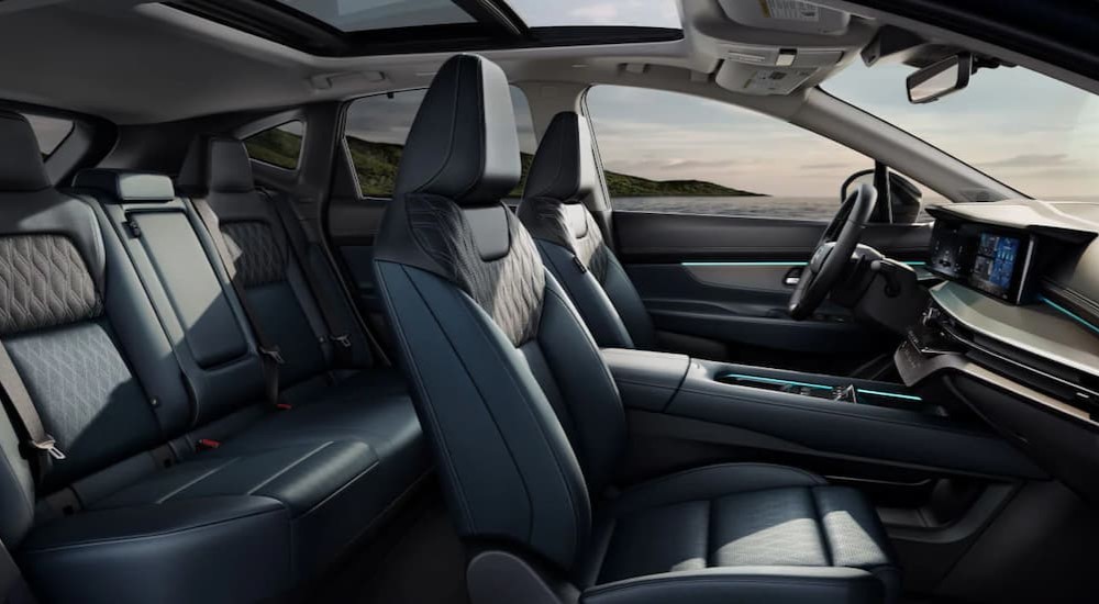 The black and blue interior and dash are shown in a 2025 Nissan Murano Platinum.