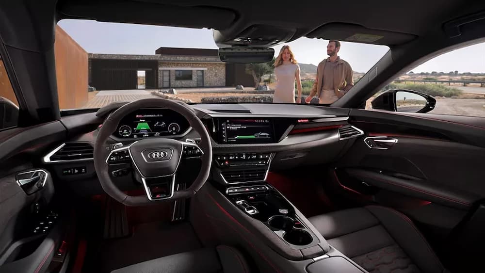 The black dash in a 2025 Audi Q5.